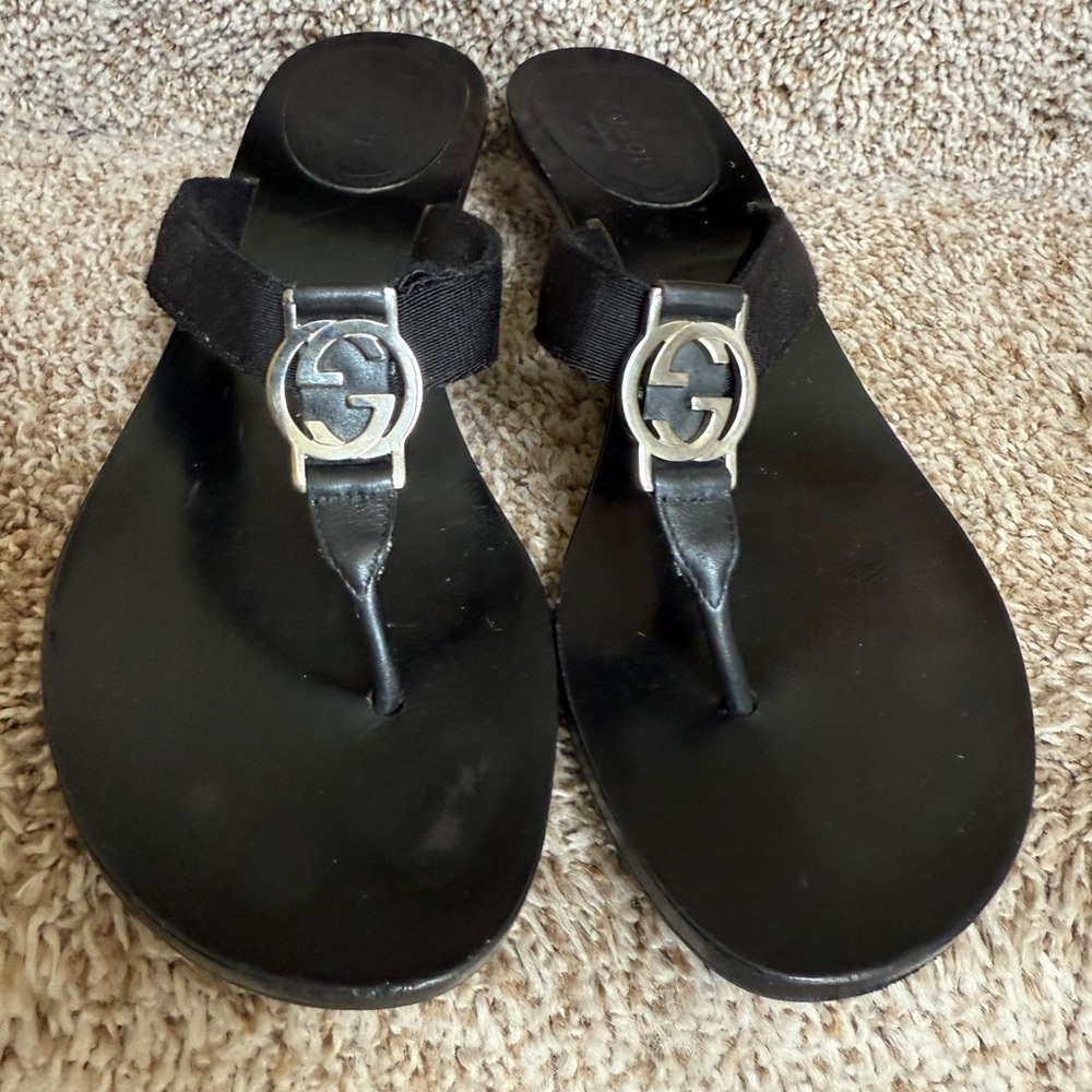 Gucci Black Leather Thong Sandals with Silver Logo